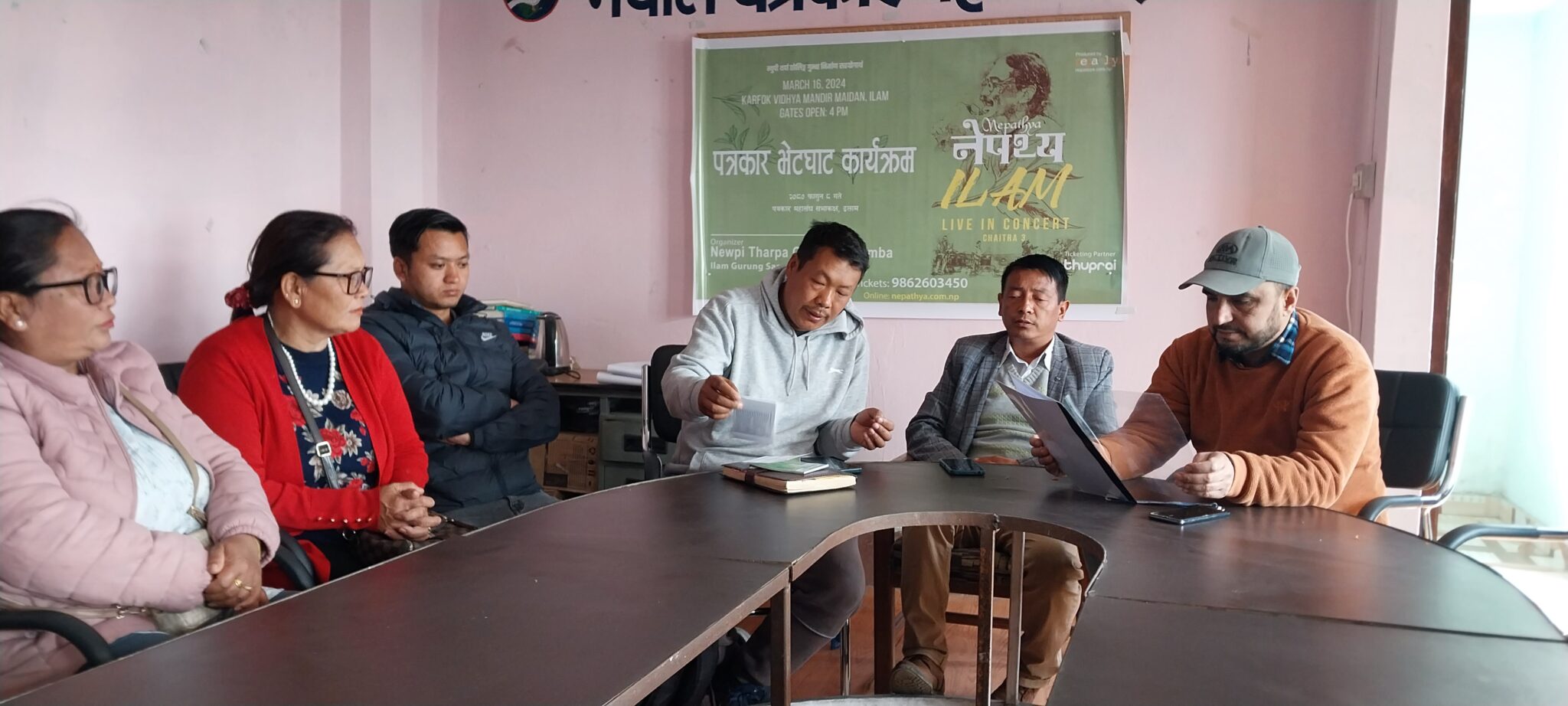 इलामको सुर्योदय नगरपालिका स्थित करफोकमा नेपथ्य ब्यान्डको कन्सर्ट