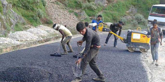 भद्रपुर-इलाम सलकपुर सडक कालोपत्र गरिँदै
