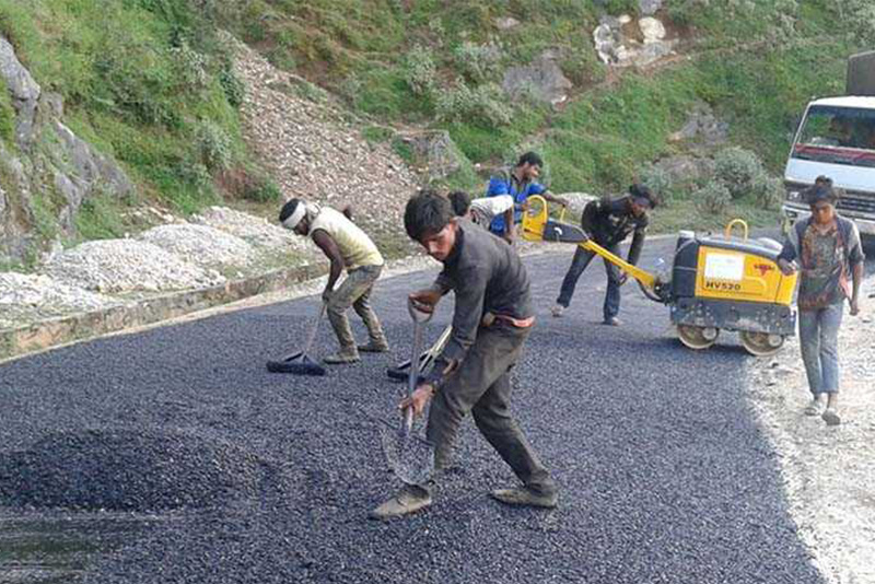 भद्रपुर-इलाम सलकपुर सडक कालोपत्र गरिँदै