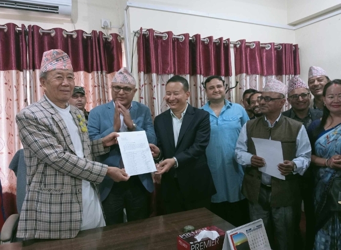 कोशी मुख्यमन्त्री दाबी गर्दै एमालेका हिक्मत कार्कीले बुझाए ५२ सांसदको हस्ताक्षर