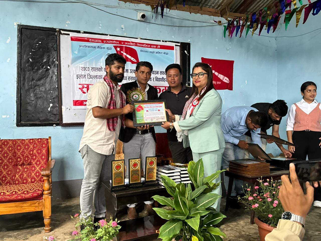 अनेरास्ववियु इलामद्धारा एसईईका उत्कृष्ट विद्यार्थी र विद्यालय सम्मानित