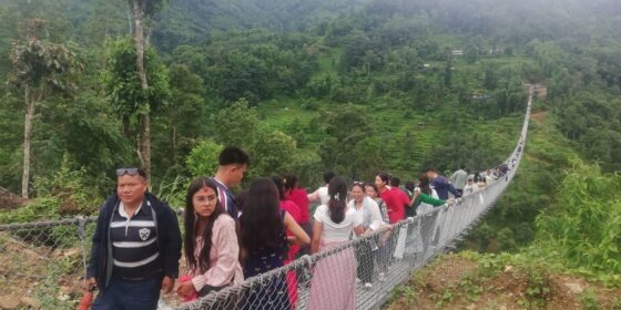 निर्माण नसकिँदै पुवाखोलामा झोलुङ्गे पुल हेर्नेको घुइँचो