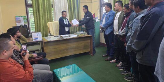 कृषि विकास बैंकले ज्यादती गरेको आरोप, निर्माण व्यवसायीले बुझाए बैंकमा ज्ञापन पत्र (तस्बिरहरु)