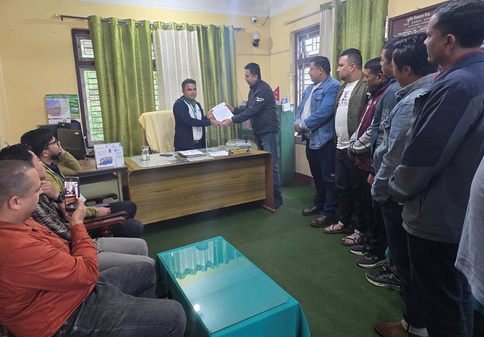 कृषि विकास बैंकले ज्यादती गरेको आरोप, निर्माण व्यवसायीले बुझाए बैंकमा ज्ञापन पत्र (तस्बिरहरु)
