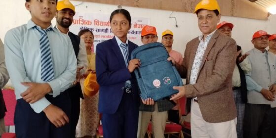 प्राज्ञिक विद्यार्थी परिषद् द्धारा आदर्श माध्यमिक विद्यालयका विद्यार्थीहरूलाई शैक्षिक सामग्री वितरण