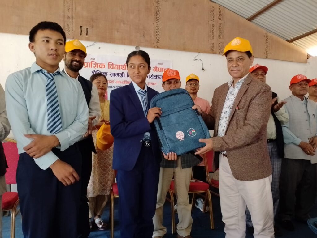 प्राज्ञिक विद्यार्थी परिषद् द्धारा आदर्श माध्यमिक विद्यालयका विद्यार्थीहरूलाई शैक्षिक सामग्री वितरण