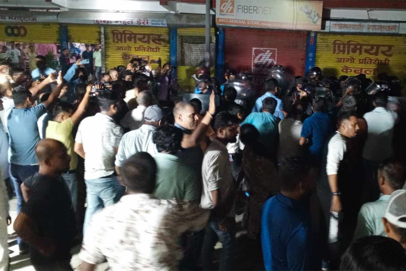 अनशन बसेका पूर्व मुख्यमन्त्री केदार कार्की पक्राउ, स्थिति तनावग्रस्त