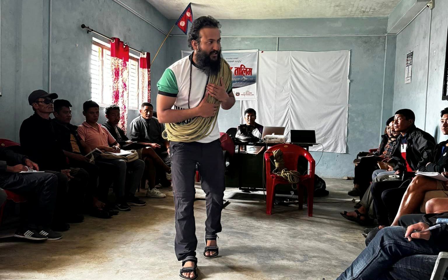 सन्दकपुरमा आयोजित ७ दिवसीय ट्रेकिङ पोटर गाइड तालिमको समापन (तस्बिरहरु)