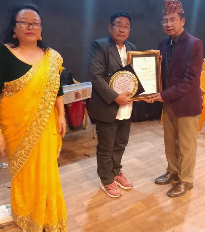 कैलाश राई एकल सांगीतिक कार्यक्रममा इलामका गायक गुरूङ सम्मानित