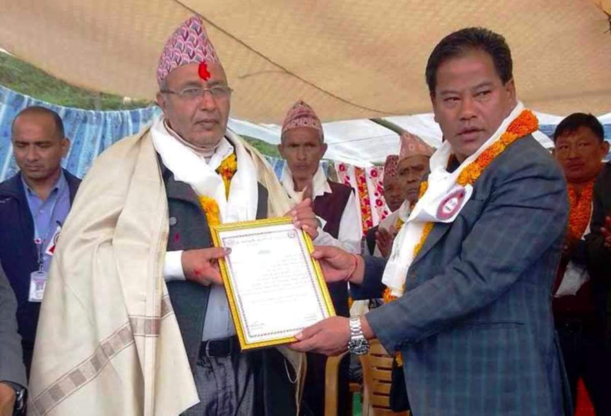 सरस्वती माविमा पूर्व शिक्षक चापागाईंबाट ५० हजारकाे अक्षयकाेष