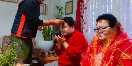 मान्यजनको हातबाट टीका लगाउन हिँड्नेको चहलपहल सुरू (तस्बिरहरु)
