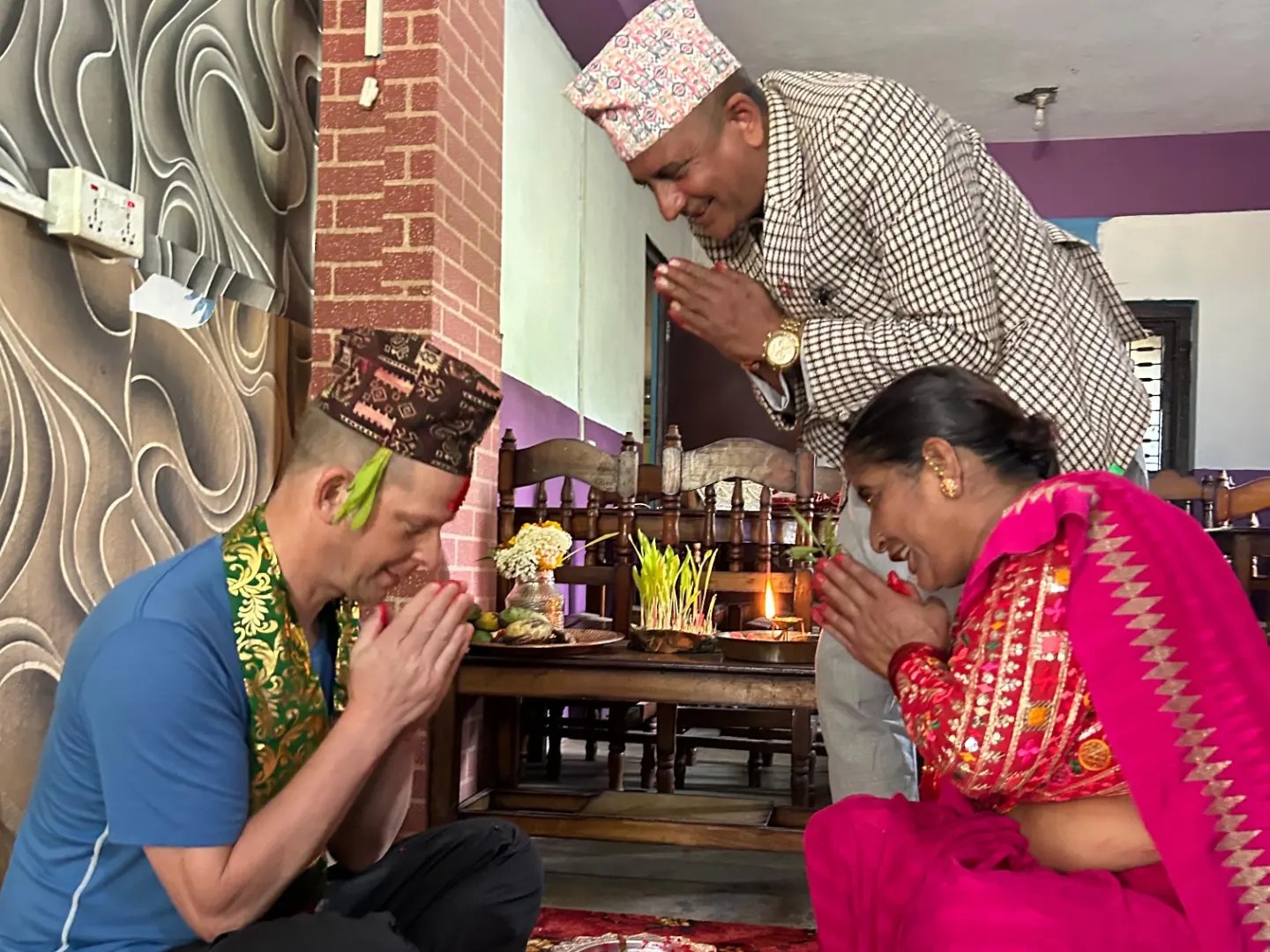बिदेशी पर्यटकले मनाए पदयात्राका क्रममा दशैँ (तस्बिरहरु)