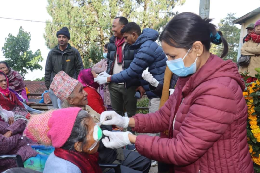 रोङ गाउँपालिकामा ६५ जनाको आँखा शल्यक्रिया (तस्बिरहरु)