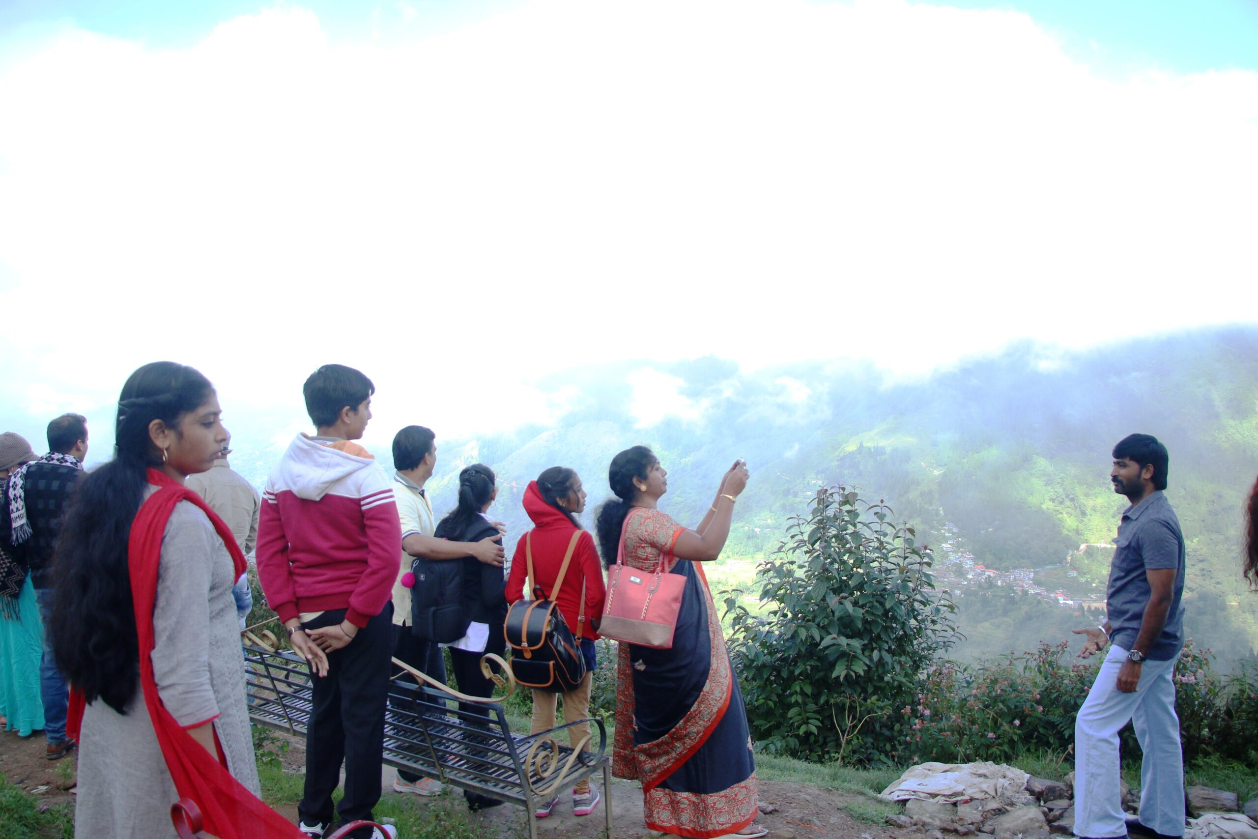 चिहानडाँडा बन्यो हजारौँ पर्यटक पुग्ने गन्तव्य (तस्बिरहरु)