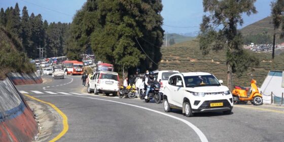 नयाँवर्ष मनाउन भारतीय नागरिक इलामका पर्यटकस्थलमा (तस्बिरहरु)