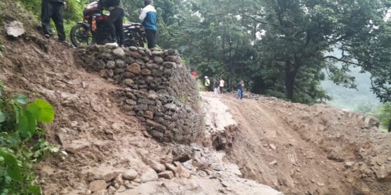 बजेट पर्खदै पहिरोले क्षतविक्षत भएको मेची राजमार्ग