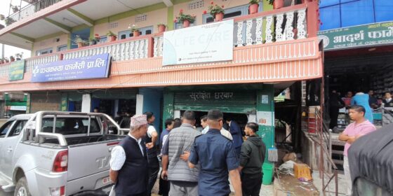 इलाम सदरमुकामका फार्मेसीहरूमा अनुगमन : नियमविपरीत भेटिएका केहिमा ताला