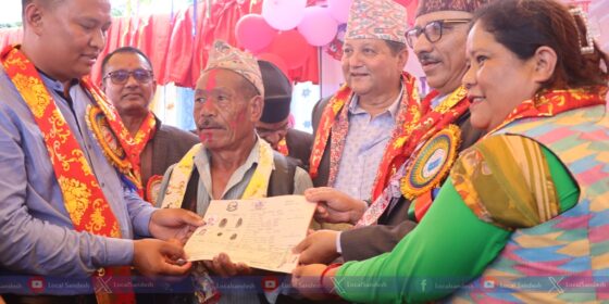 रोङको शान्तिपुरका ७२ परिवारलाई धनीपुर्जा
