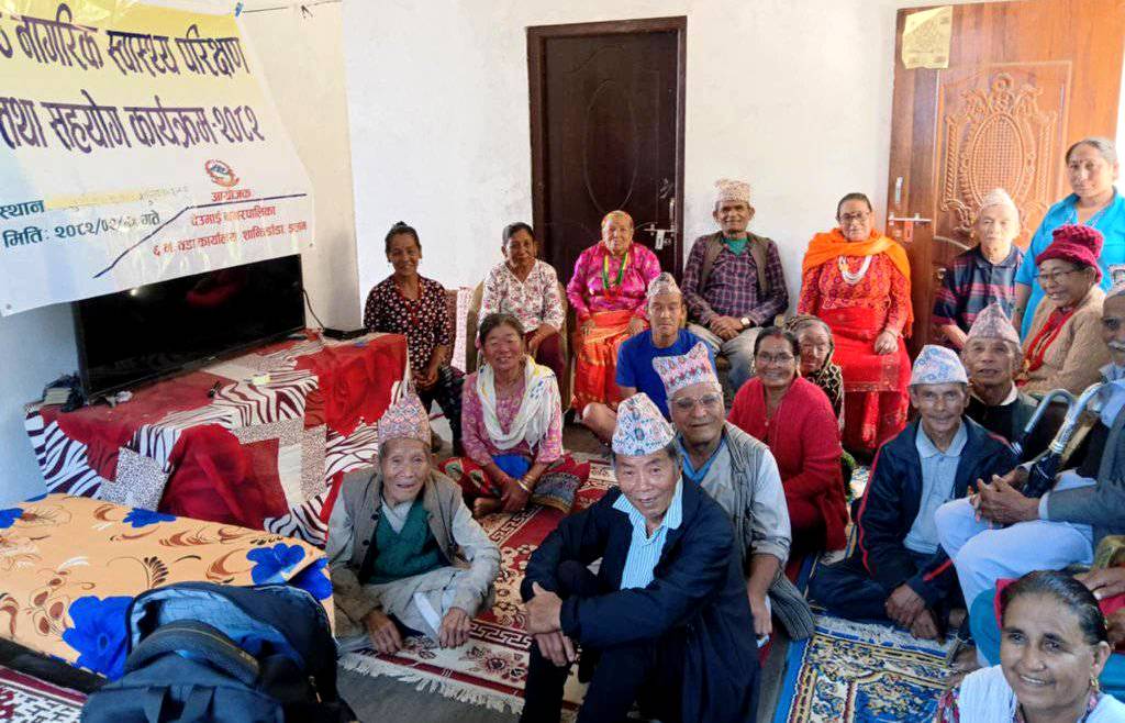 वृद्धवृद्धाको स्वास्थ्य बुझ्दै उपचारमा देउमाईका जनप्रतिनिधि र स्वास्थ्यकर्मी