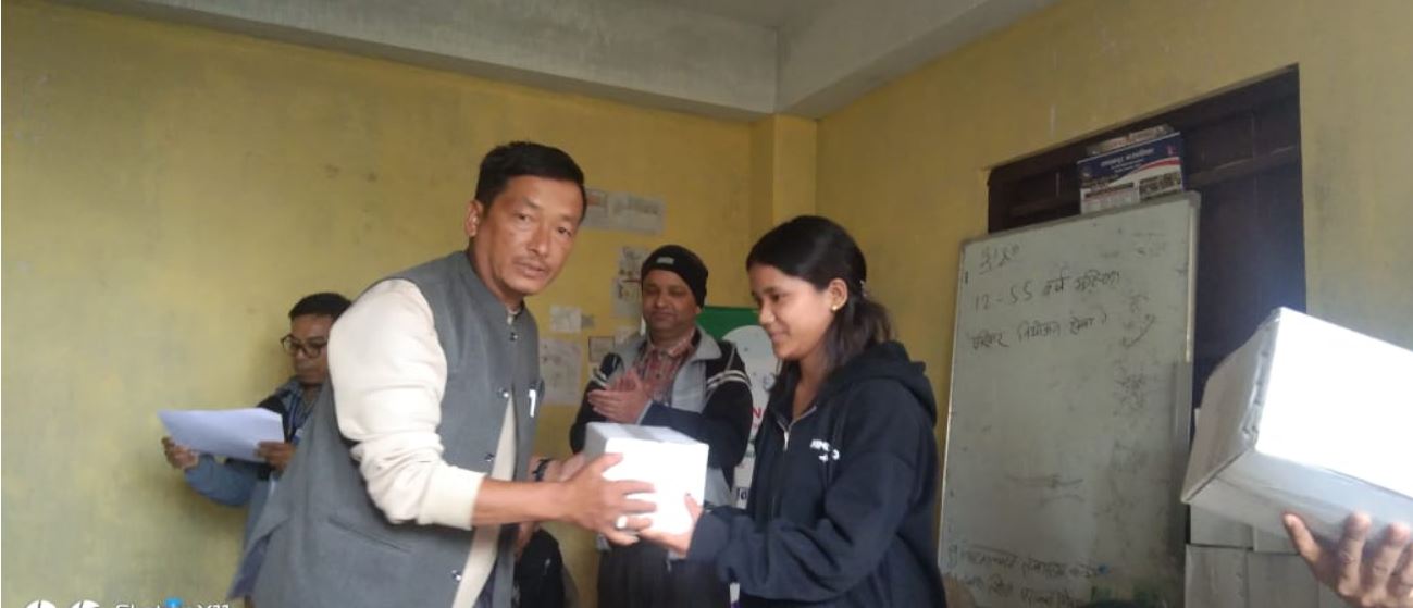 सन्दकपुर ५ मा महिलाहरुका लागि स्वास्थ्य सामग्री वितरण (तस्बिरहरु)
