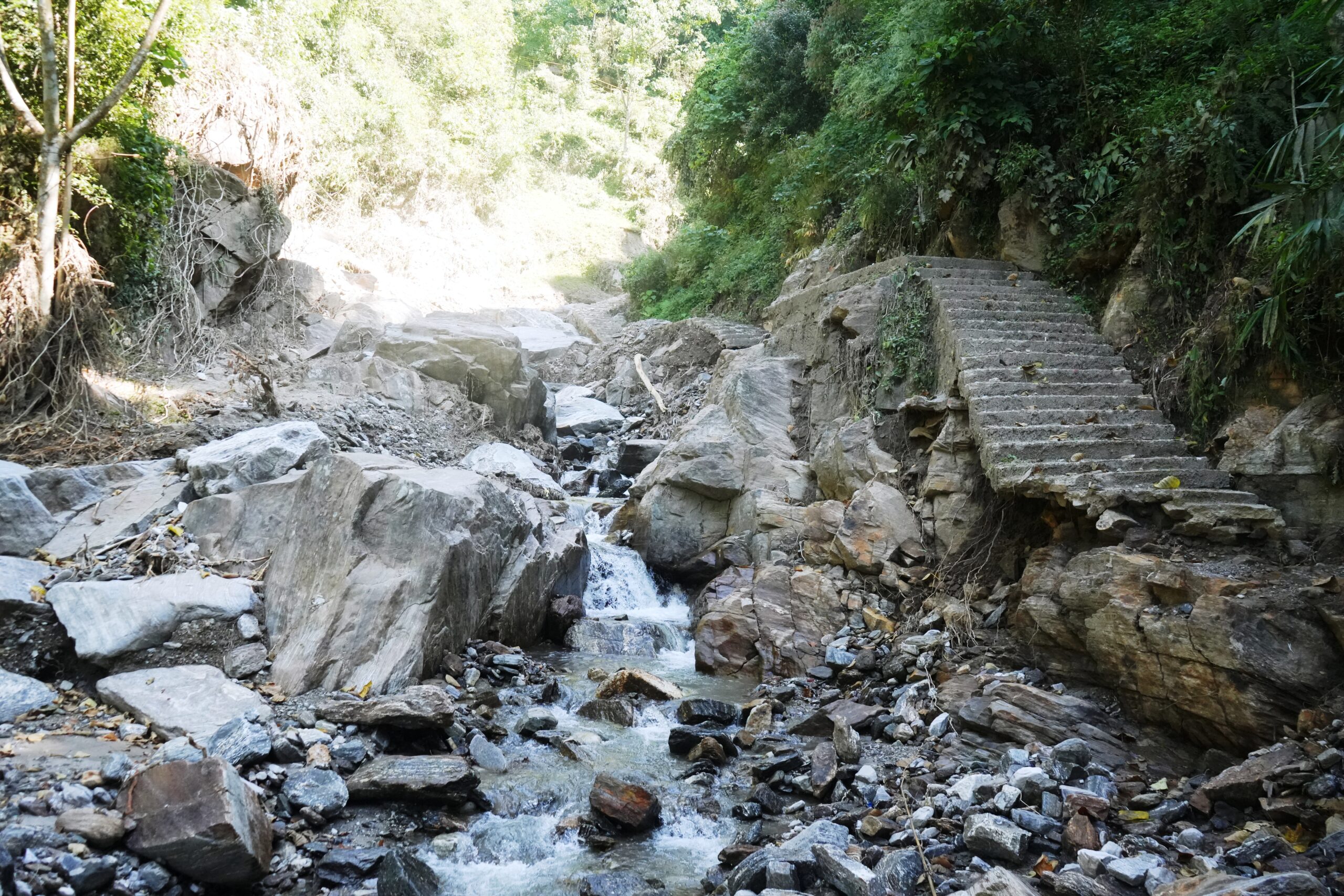 क्षतिग्रस्त तीन तले झरनाका पर्यटकीय पूर्वाधार (तस्बिरहरु)