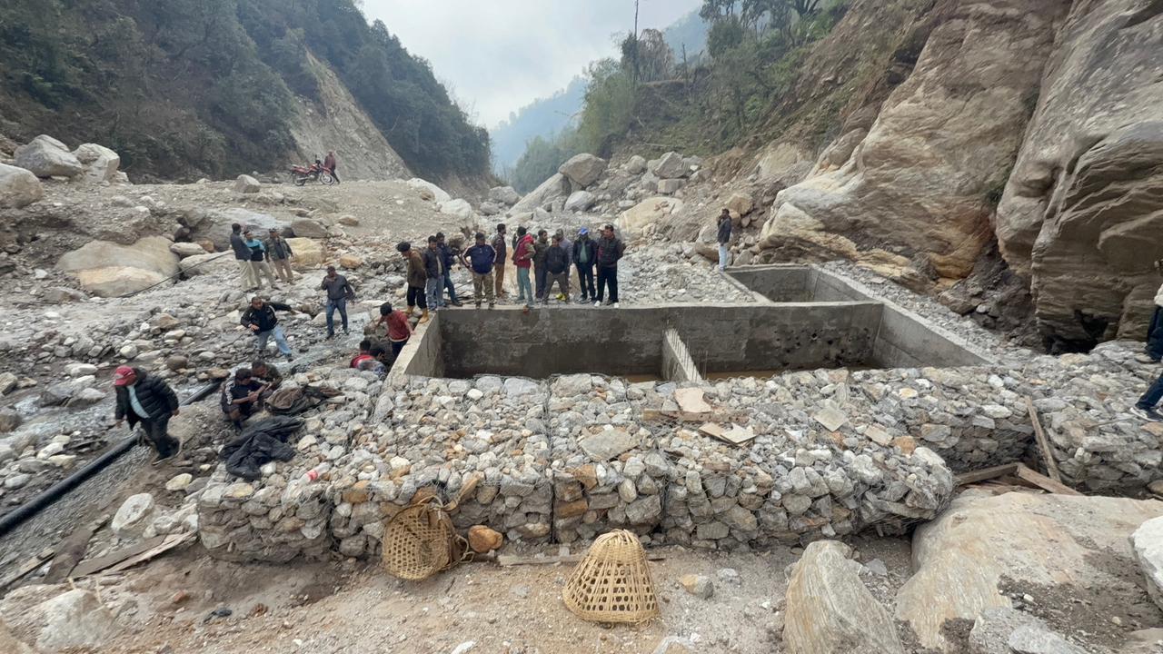 क्षतिग्रस्त इलाम बजार शहरी खानेपानी आयोजनाको मर्मत धमाधम हुँदै