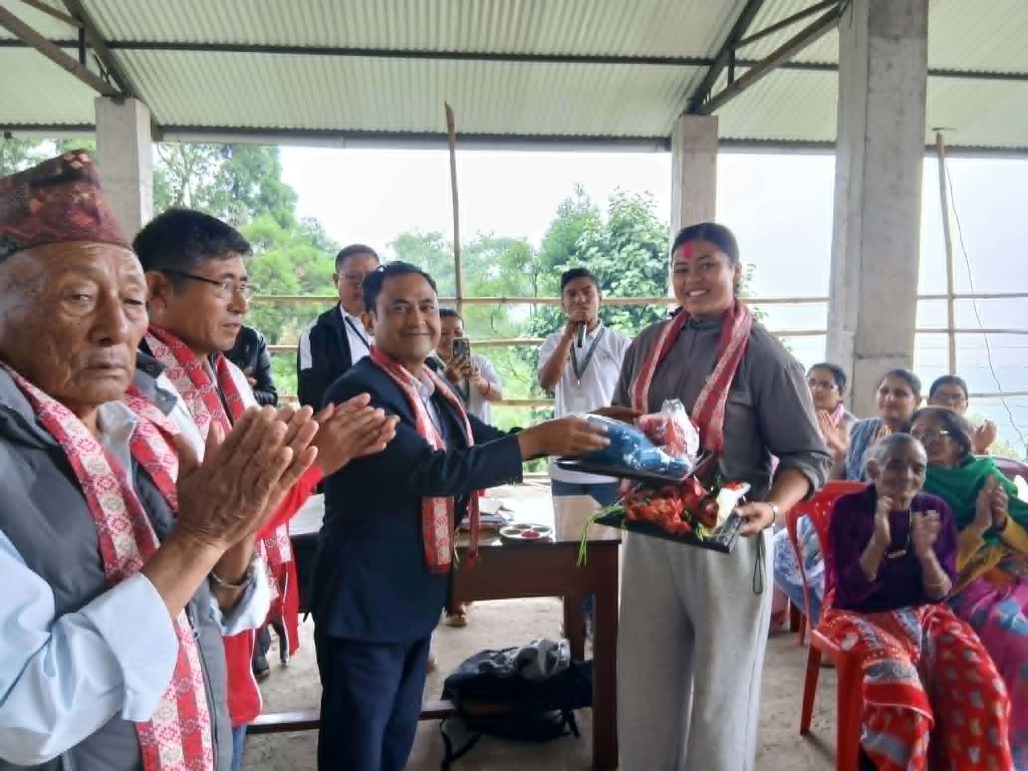 शान्तिचोक टोलद्धारा खेलाडी सुमना उराँउ र प्रशिक्षक प्रदीप नारायण सैजु सम्मानित