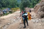 बाढी-पहिरोले देशका विभिन्न राजमार्ग अवरुद्ध : कुन-कुन सडक खुले, कुन बन्द छन्