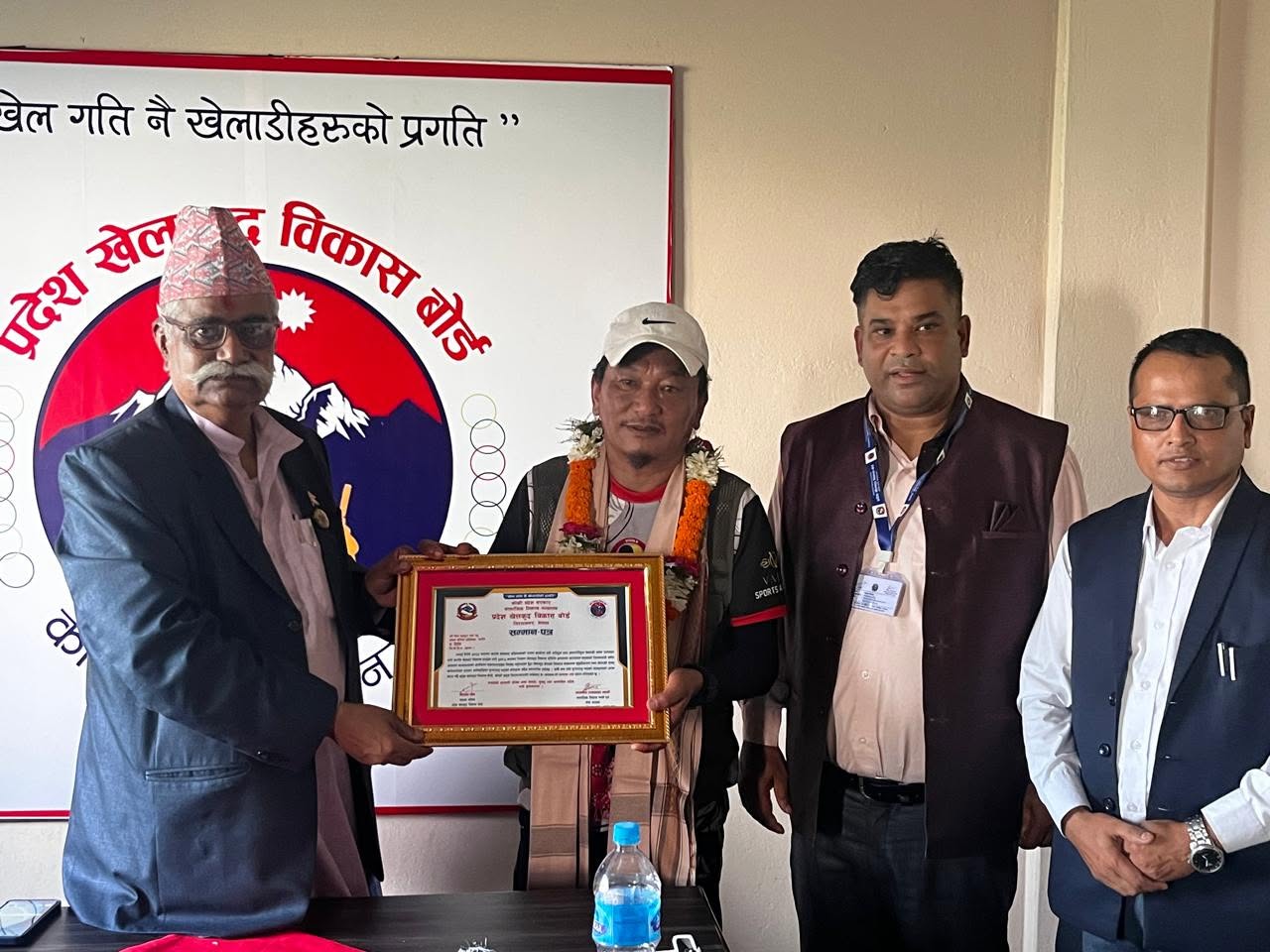 ३१ वर्ष खेलकुद सेवामा समर्पित योगेश चाम्लिङको अनिवार्य अवकाश, सम्मानसहित बिदाइ