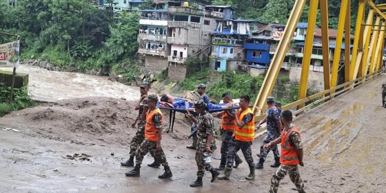 पहिरोले मेची राजमार्ग महिनादिनदेखि ठप्प : यात्रुलाई सास्ती, बिरामीलाई स्टेचरकै भर