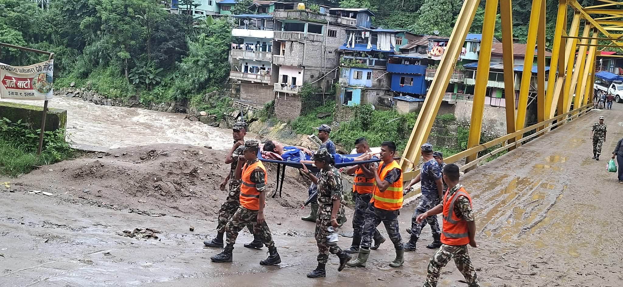 पहिरोले मेची राजमार्ग महिनादिनदेखि ठप्प : यात्रुलाई सास्ती, बिरामीलाई स्टेचरकै भर