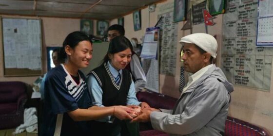 इलामका विद्यार्थी र विद्यालय परिवारले जुटाए विपद्‌पीडितका लागि राहत