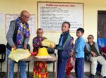 पितृस्मृतिमा निरौला दम्पतीद्वारा विद्यार्थीलाई शैक्षिक सामग्री सहयोग
