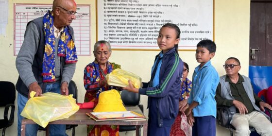 पितृस्मृतिमा निरौला दम्पतीद्वारा विद्यार्थीलाई शैक्षिक सामग्री सहयोग